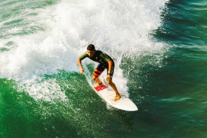 官方网站-莱万多夫斯基回归赛场，比分优势明显首场状态亮眼，快船观众沸腾！